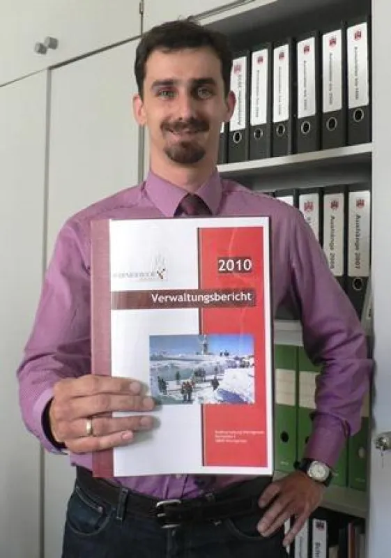 Büroleiter des Oberbürgermeisters Andreas Meling präsentiert den Verwaltungsbericht 2010