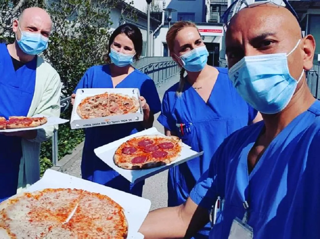 Gustavo Gusto bringt Tiefkühlpizzen zu Helferinnen und Helfern