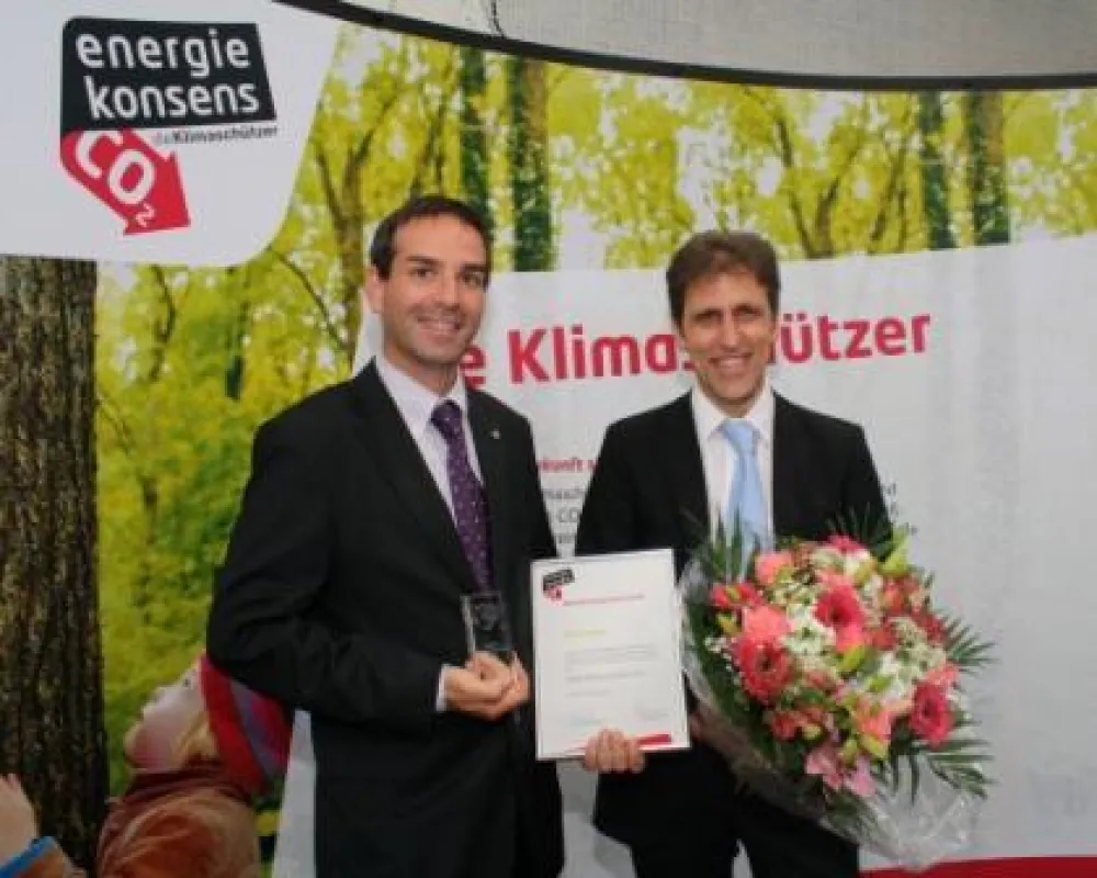 Dr. Cornelis Rasmussen (rechts), Geschäftsführer der Klimaschutzagentur energiekonsens, verleiht Arne Dunker, Geschäftsführer des Klimahauses, den Bremer Klimaschutz Preis 2010