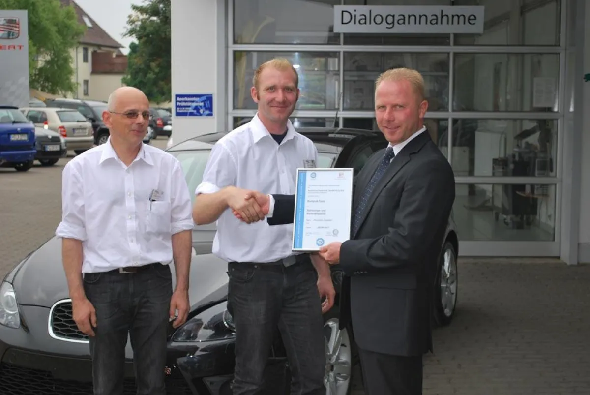 von links: Stefan Baumann (Hackerott-Serviceberater) Björn Mollin (Hackerott-Serviceberater) und Torsten Dienemann (SEAT DE GmbH)