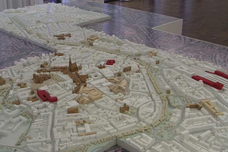 Bild: „Münstermorphosen“ – zwischen Future-Club und Dorflinde