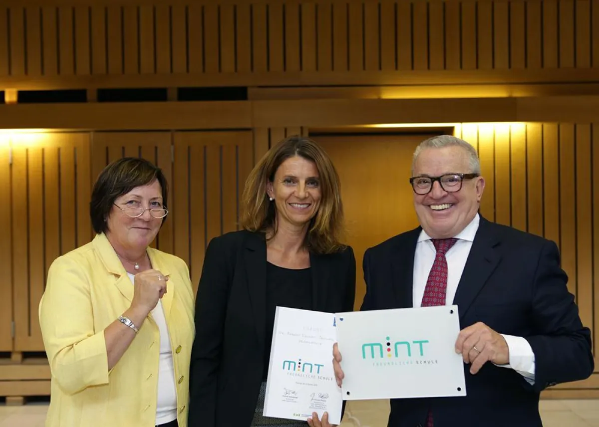 Verleihung des MINT-Zertifikats an die Eckert Schulen (v.l.n.r. Dr. Ellen Walther-Klaus, Geschäftsfü