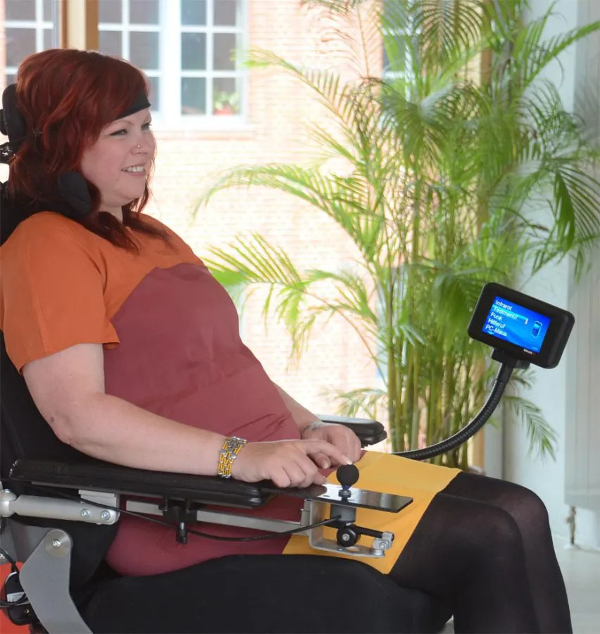 Anwenderin mit Umfeldsteuerung RolliX®