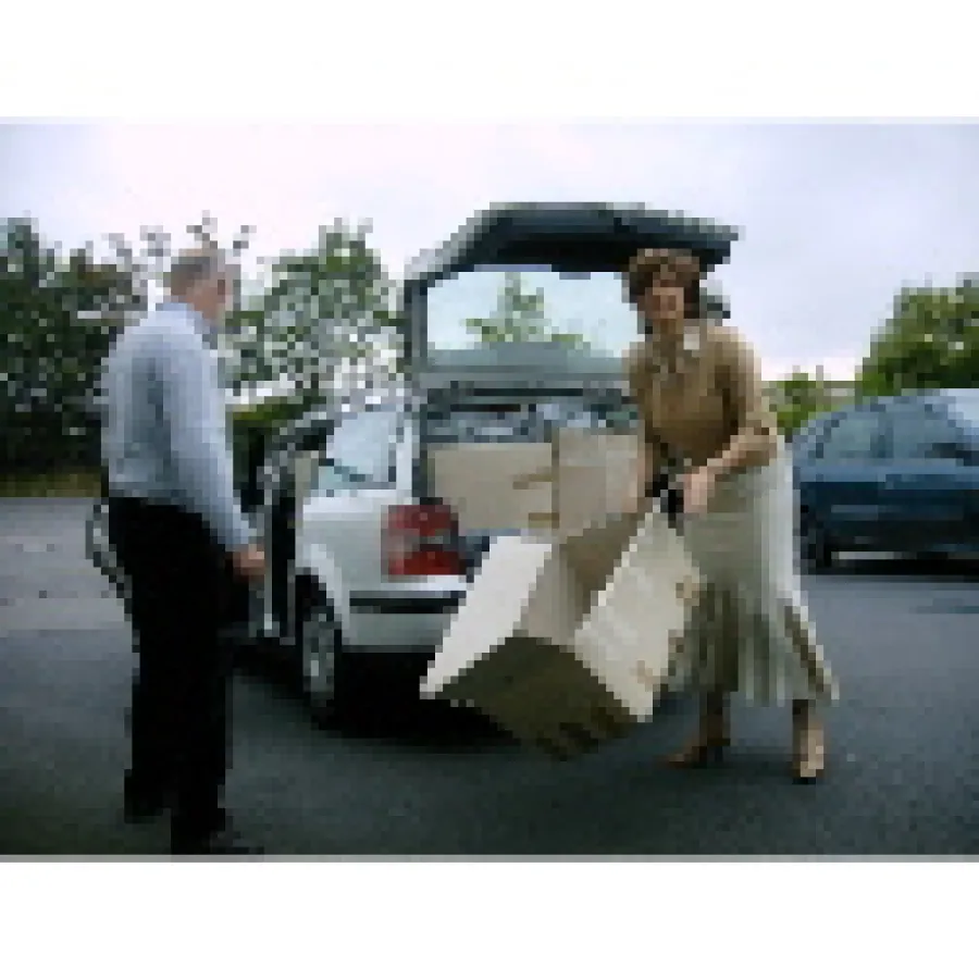 Bildunterschrift: Proppevoll wurde der DRK-Kombi mit den gespendeten Hilfsmitteln von ORBAMED. ORBAMED-Geschäftsführerin, Frau Dr. Gützlaff, lässt es sich nicht nehmen und packt beim Beladen selbst mi