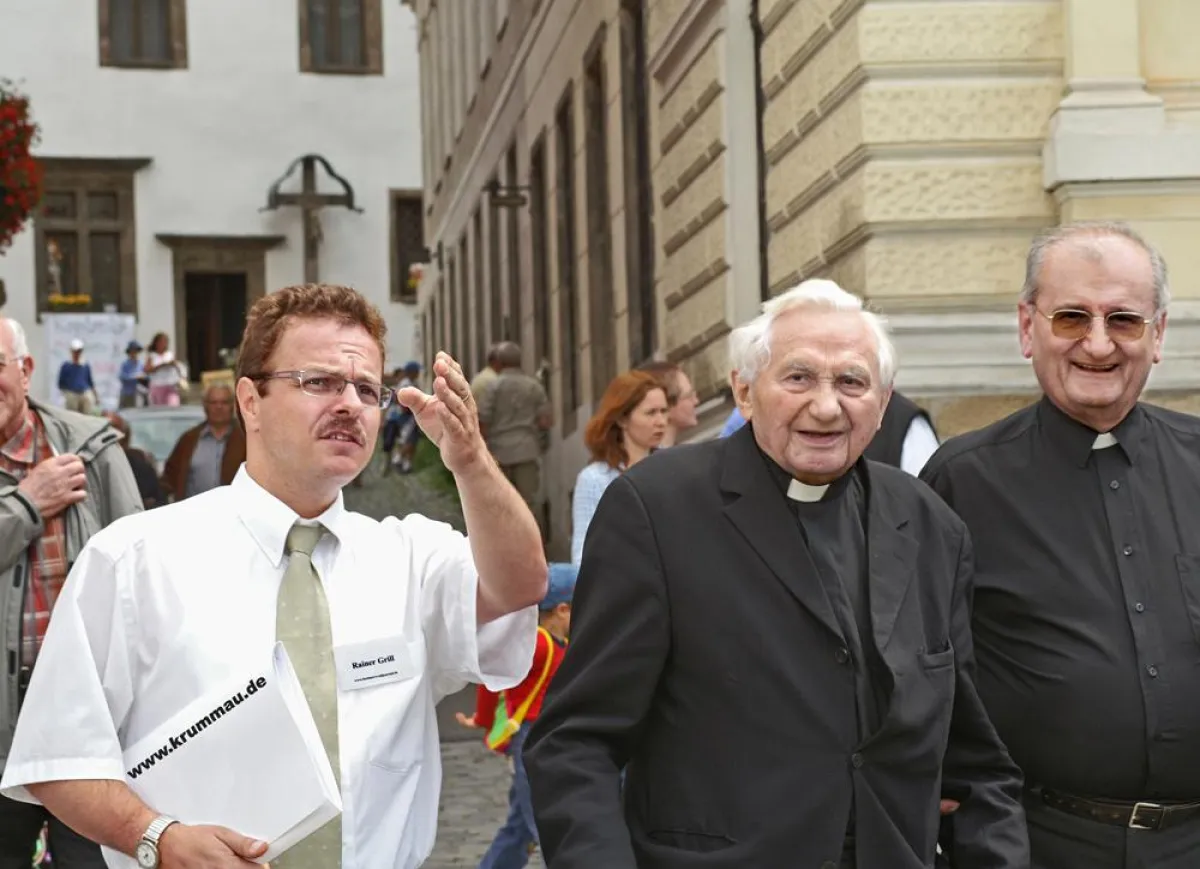 Rainer Grill (von links) mit Papst-Bruder Prälat Georg Ratzinger und dem Regensburger Stiftsdekan Heinrich Wachter in der Krumauer Altstadt.                 Foto: Susanne Grill