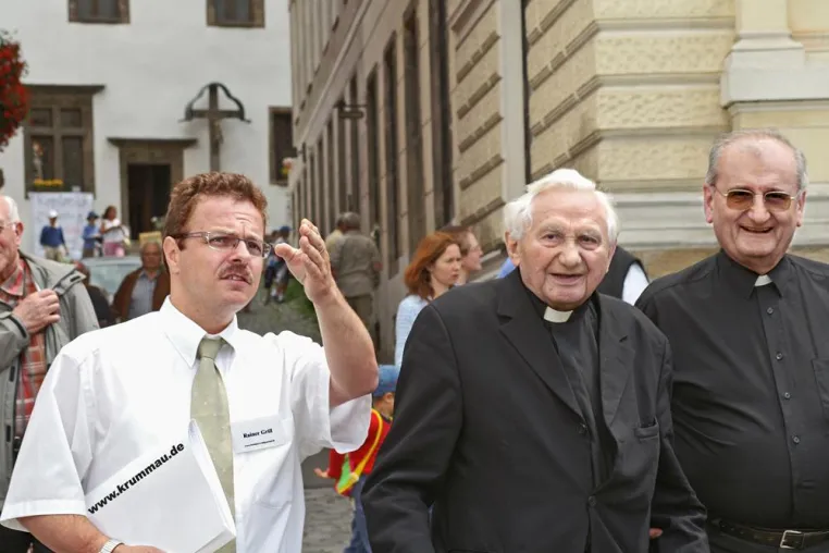 Bild: Hohenloher führt Papst-Bruder durch Böhmerwald