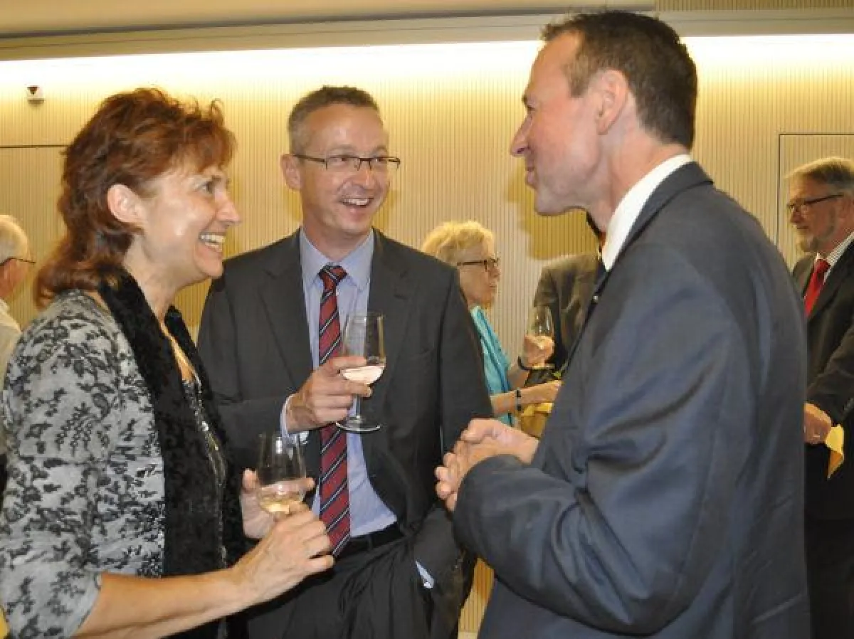 Dr. Berthold Broll (re.) feierte das Dorfplatz-Jubiläum mit.