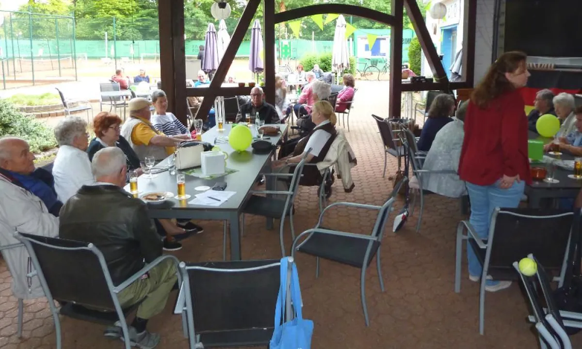 Ausgelassene Stimmung bei Sonnenschein. Foto: A. Wulf