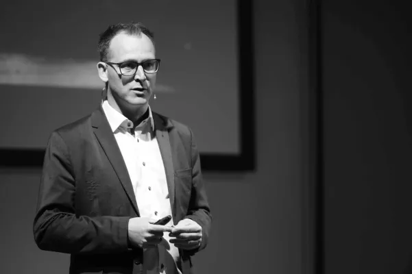 Bild: Redner Thorsten Jost im HR Podcast aus dem Norden zu Gast