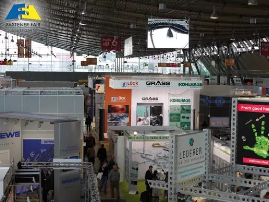 Bild: Drei zufriedene Aussteller auf der Fastener Fair und eine erfolgreiche Agentur