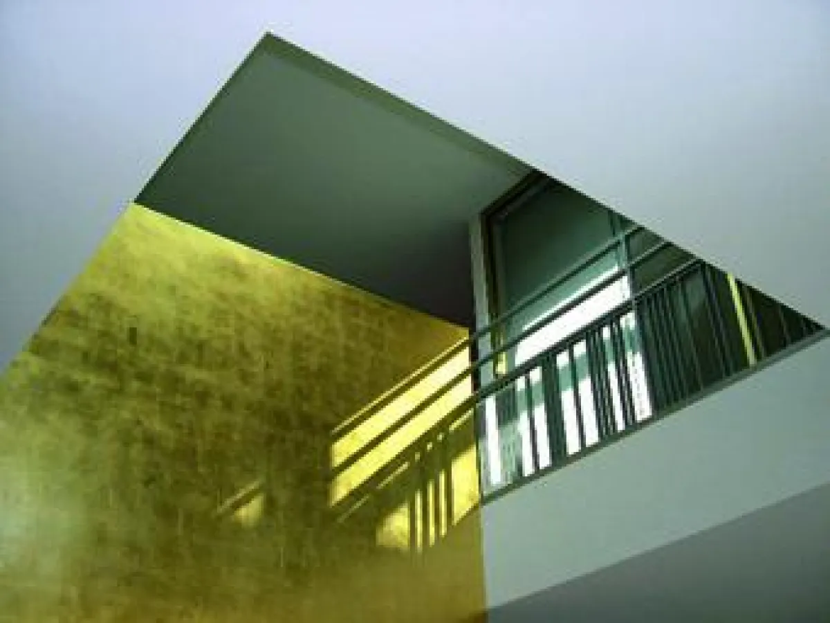 Corporate Architecture: Firmenlogo in der 3. Dimension - lichtdurchflutetes Atrium in der Firmenzentrale der Teamziereis GmbH