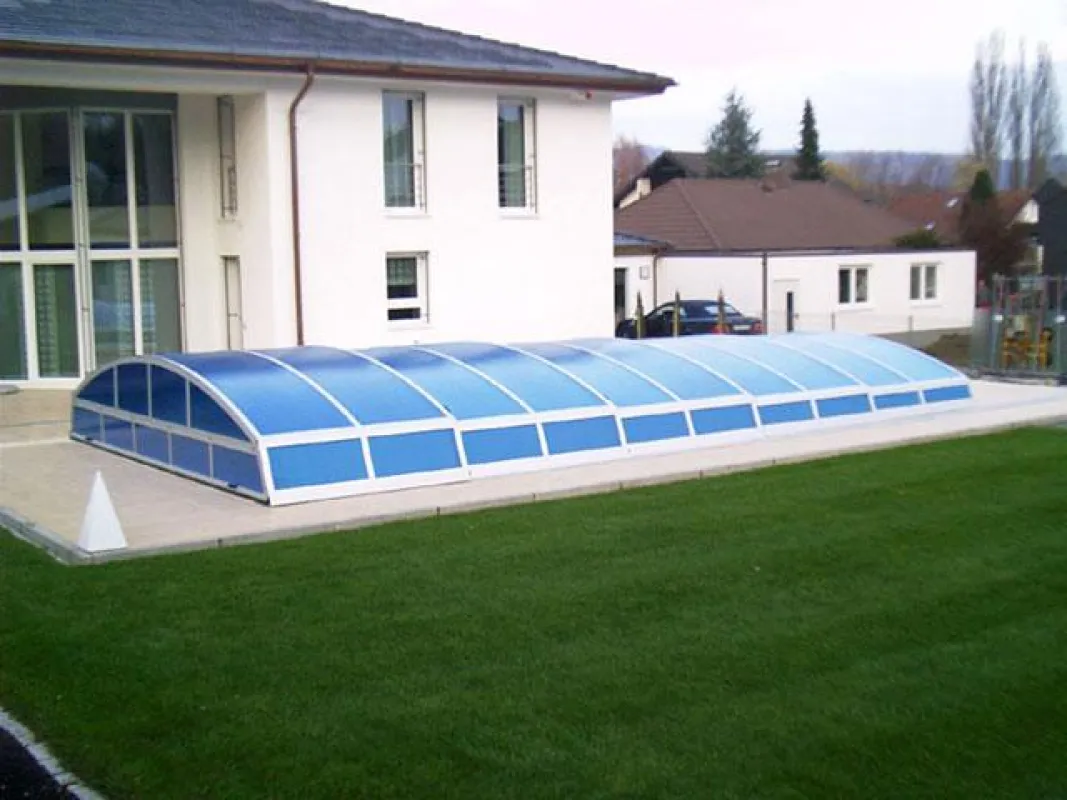 Elegante Komplett-Poolanlage. Quelle: Hirschfeld Schwimmbadtechnik, www.schwimmbadshop.com