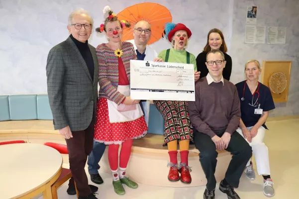 Bild: Ärztenetz MK Süd e.V. spendet 1000 Euro für die Klinikclowns am Klinikum Lüdenscheid