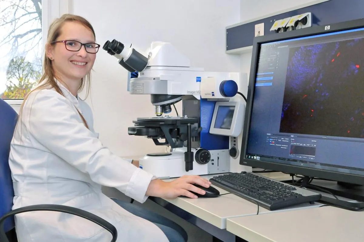 Dr. Sabrina Reinehr im Forschungslabor der Augenklinik