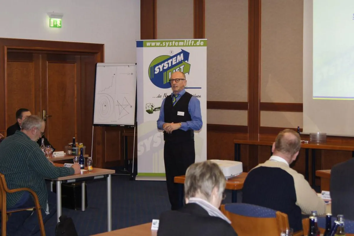 Leopold Mayrhofer, Vorstandsvorsitzender der AVS System Lift AG, stellt die Geschäftszahlen 2012 vor