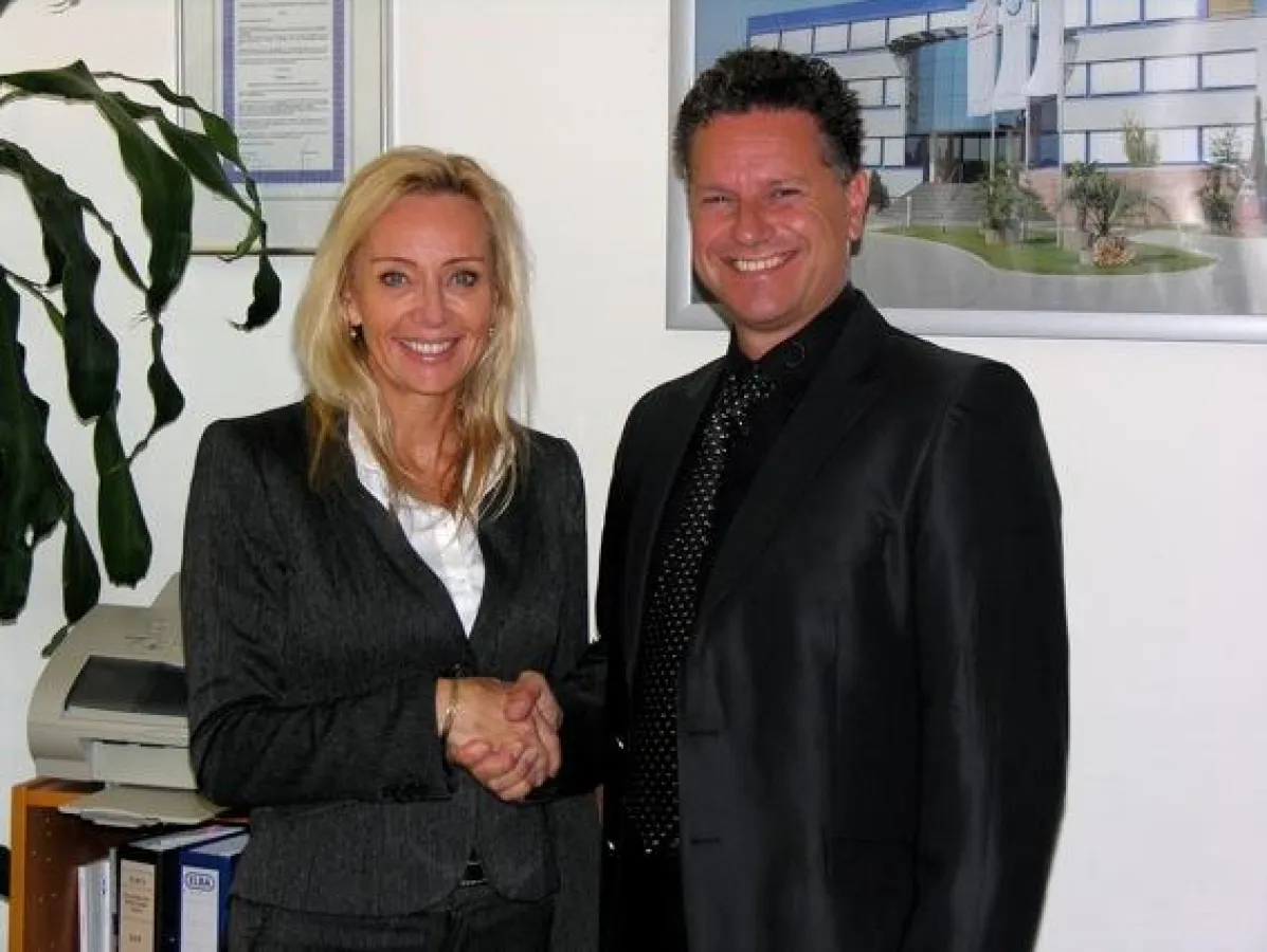 GOH-Gründerin Lena Akerman und PM International Gründer Rolf Sorg besiegeln Kooperation