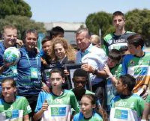 Bild: F4F-Programm stellt neuen Guinness Rekord auf: Fußballunterricht mit den meisten internationalen Teilnehmern