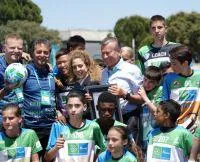 F4F-Programm stellt neuen Guinness Rekord auf: Fußballunterricht mit den meisten internationalen Teilnehmern Bild: F4F-Programm stellt neuen Guinness Rekord auf: Fußballunterricht mit den meisten internationalen Teilnehmern