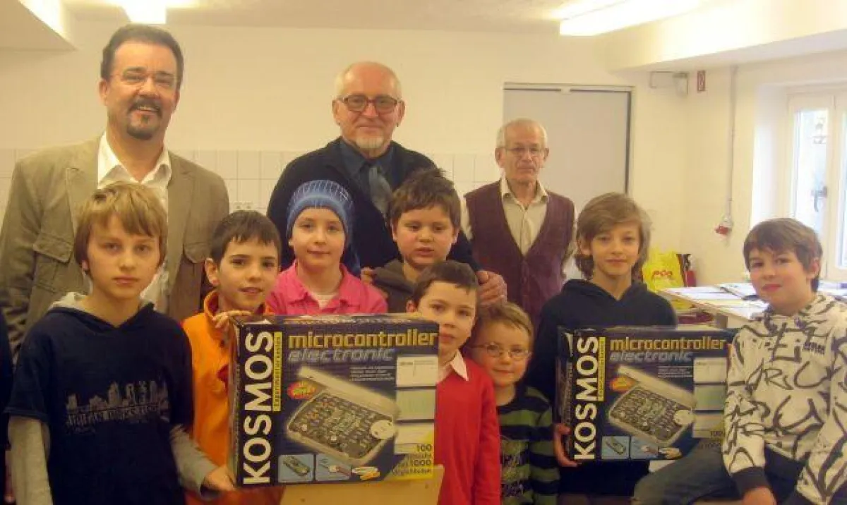 Bernhard Mehl (li) und Helmuth Konietzny (mi) begeistern Kinder für Elektronik.