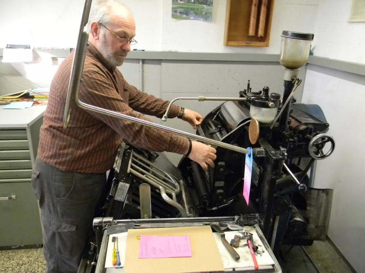 Hat sich auf die Produktion von hochwertigen Akzidentien spezialisiert: Wolfram Greitemann und seine Bleisatz-Druckerei