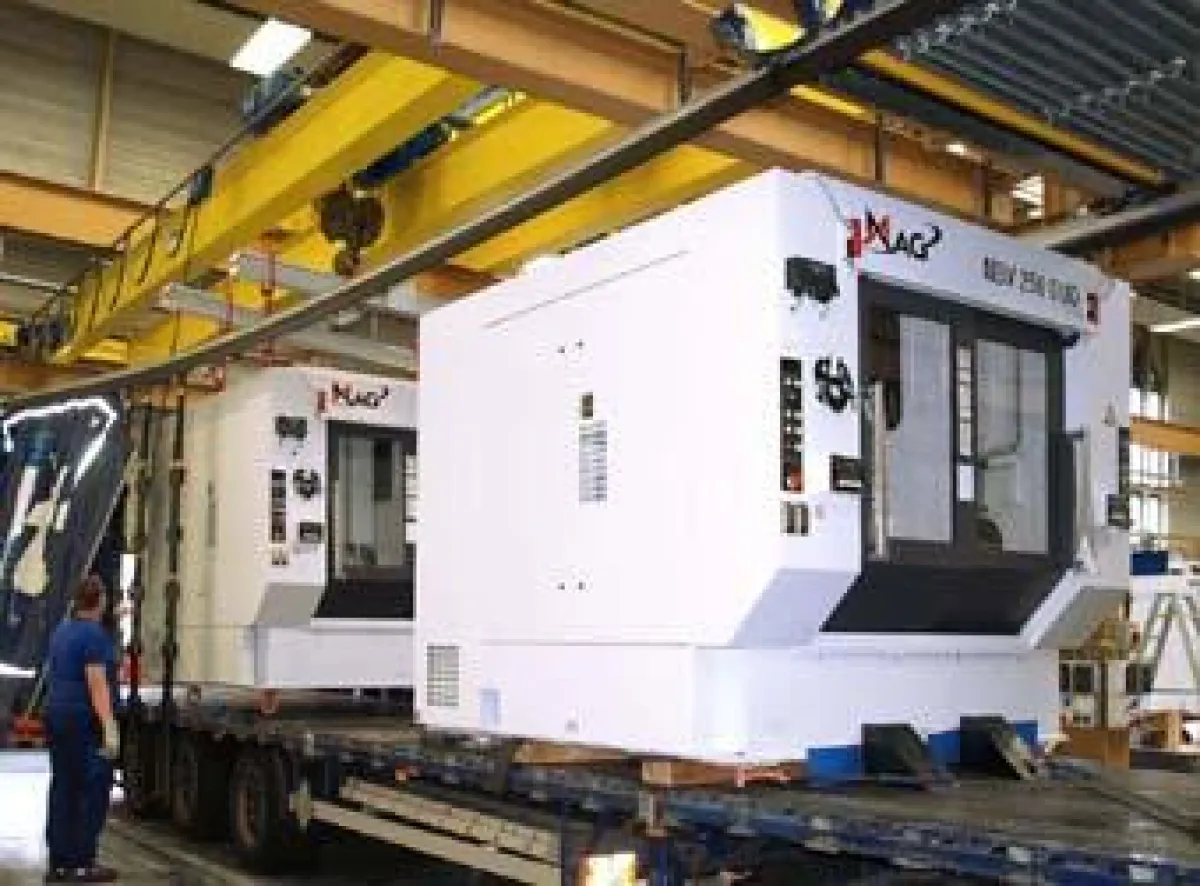 Die drei letzten von insgesamt hundert bestellten Maschinen werden bei MAG in Mosbach auf den Lkw verladen.