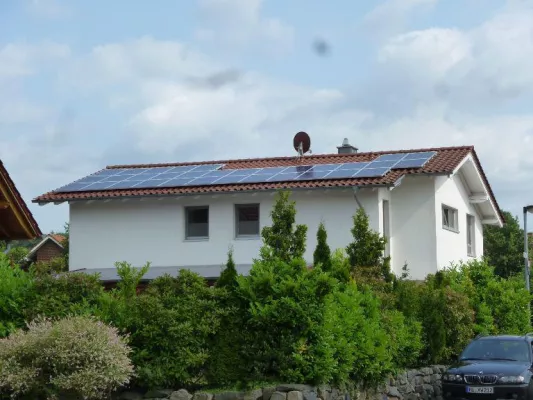 Bild: Photovoltaikanlage auf Norddach - Experiment geglückt - Erträge übertreffen Erwartungen deutlich