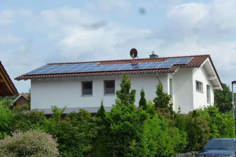 Bild: Photovoltaikanlage auf Norddach - Experiment geglückt - Erträge übertreffen Erwartungen deutlich