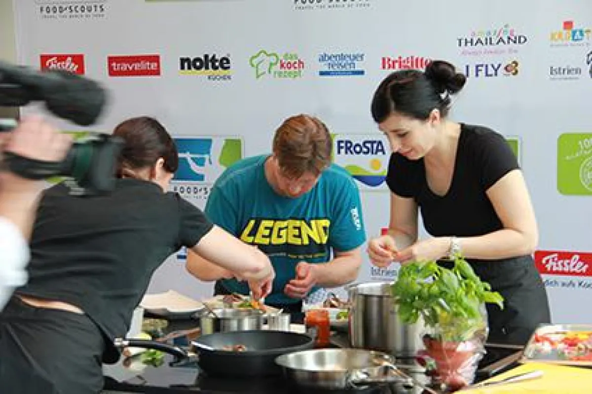 Die FRoSTA Food Scouts 2012 entwickeln mit Eifer neue Rezepte (Bild: gateone/Frosta).