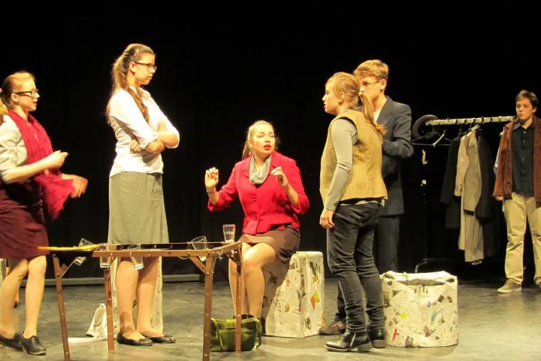 Hintersinnig und emotional: Die Theaterdokumentation FALL MAUER in Berlin-Kreuzberg Bild: Hintersinnig und emotional: Die Theaterdokumentation FALL MAUER in Berlin-Kreuzberg