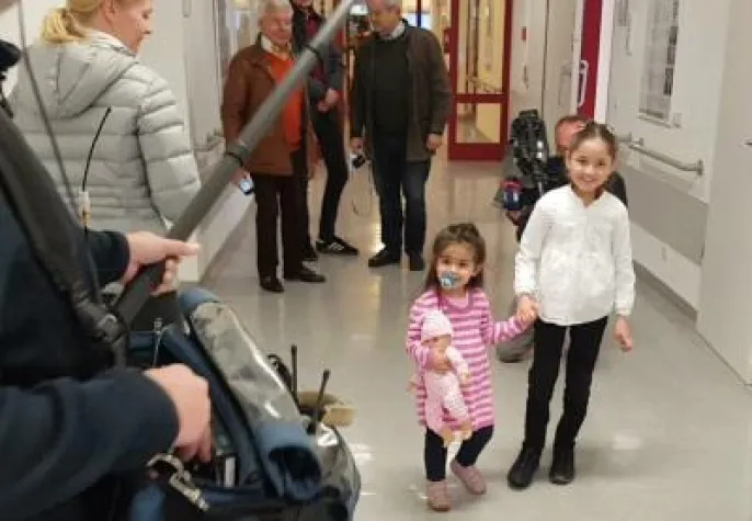 Mit beiden Beinen fest auf dem Boden: Roqaya aus Afghanistan wagt erste Schritte nach OP Bild: Mit beiden Beinen fest auf dem Boden: Roqaya aus Afghanistan wagt erste Schritte nach OP