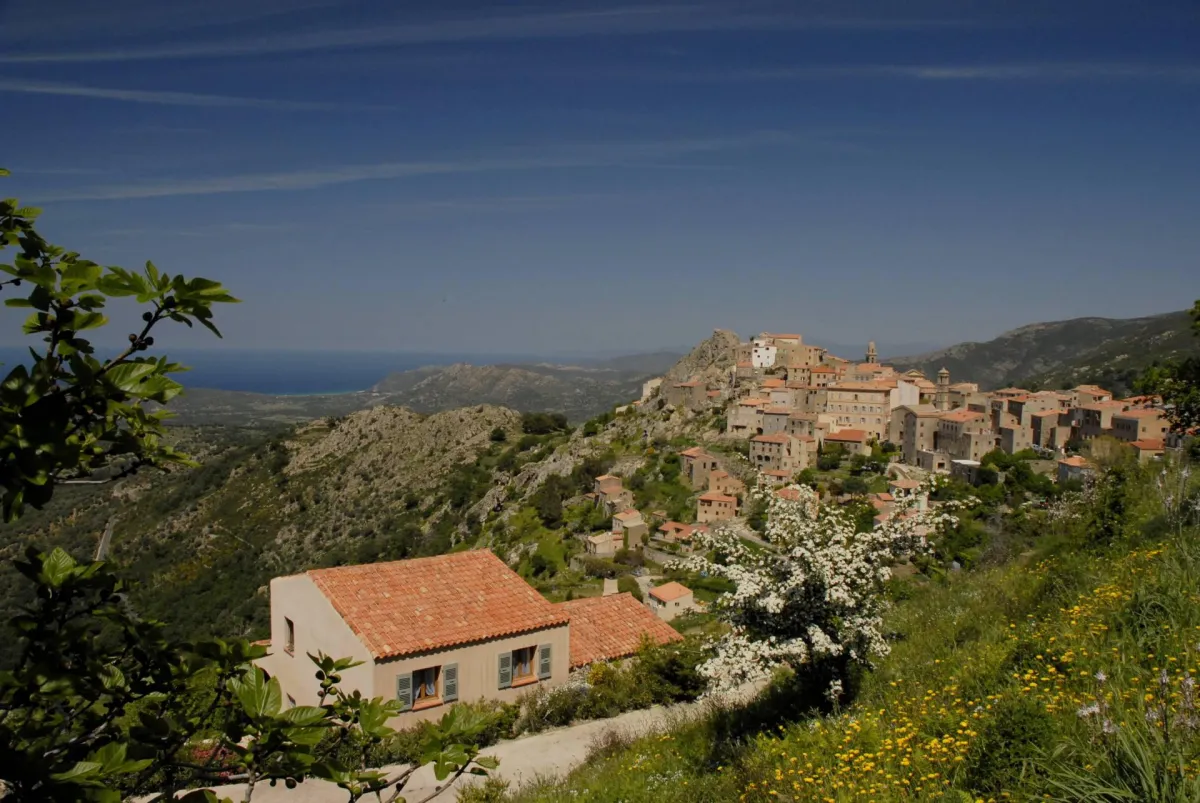 Biker Saison - Korsikas Bergdörfer laden zu einem Besuch - Speloncato in der Balagne