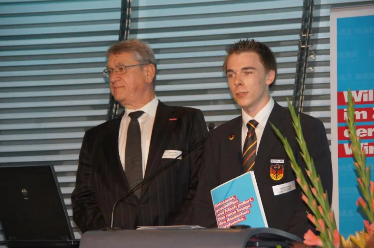 Handwerkspräsident ehrt Stuckateur-Weltmeister Bild: Handwerkspräsident ehrt Stuckateur-Weltmeister