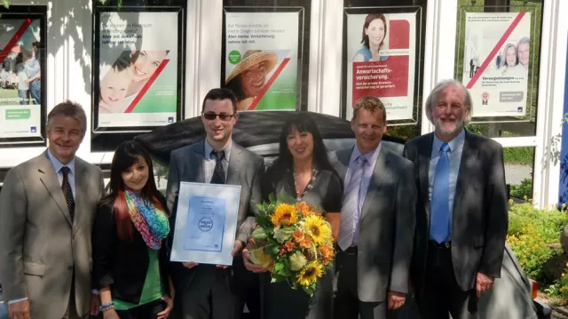 Bild: Kundendienst im Vordergrund - Zertifikat "plan360°" überreicht