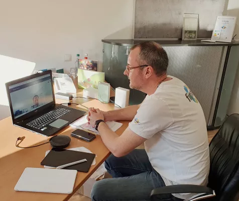 Bild: Digitale Brücke bauen: Bildungsexperte Matthias Fischbach informiert sich über fimago SCHOOL