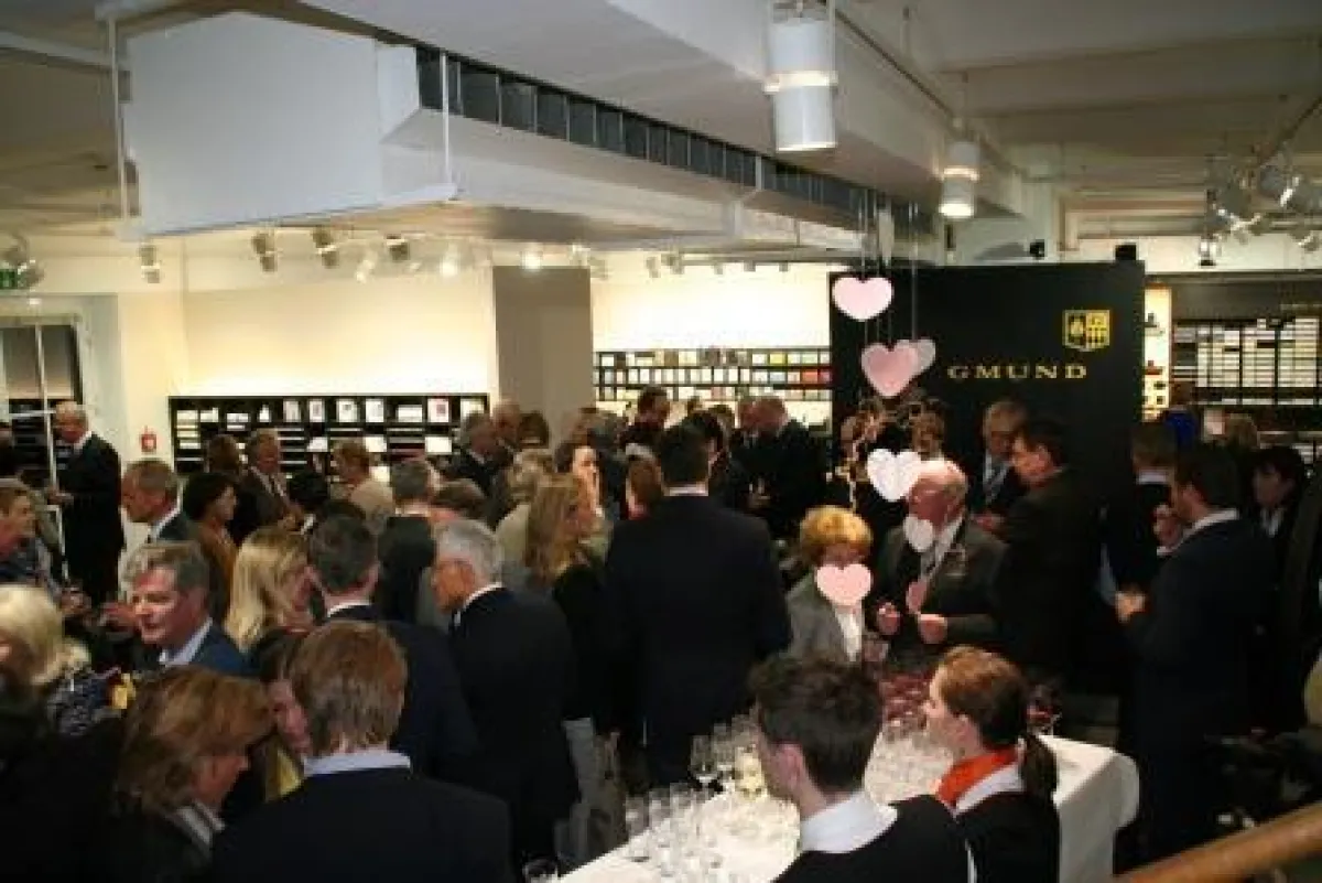 Über 80 Gäste des Alphazirkels kamen zur Podiumsdiskussion in die Papierwelt in Gmund.