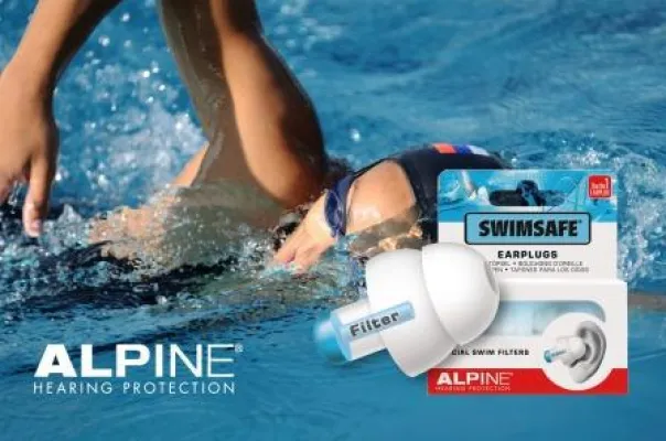 Bild: Mehr Spaß beim Wassersport: Innovative Alpine SwimSafe Ohrstöpsel schützen vor Wind und Wasser