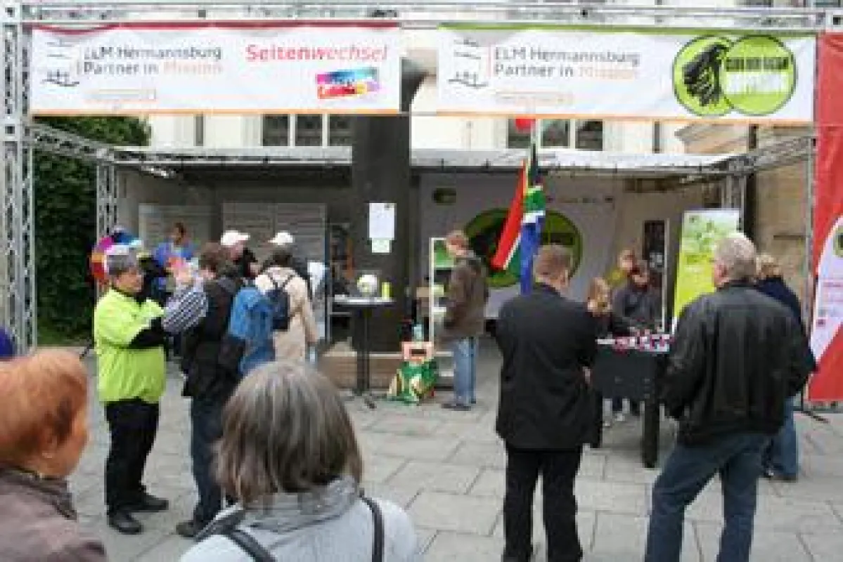 Der Stand des ELM auf der Kirchenmeile vor der Stadtkirche in Celle fand große Beachtung während des Tages der Niedersachsen. Foto: ELM/Freudenthal