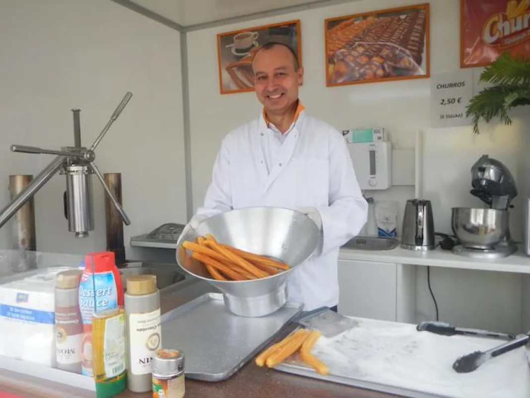 Karriere mit Churros: Raoul de Castro auf dem Düsseldorfer Trödel- und Antikmarkt
