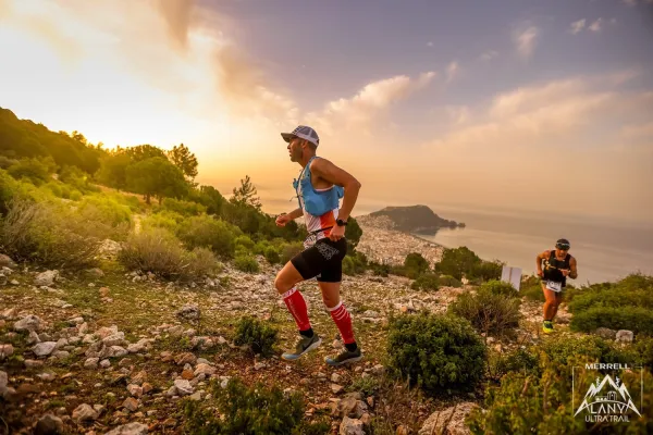 Internationale Athleten erleben bei Alanya Ultra Trail die spektakulären Landschaften von Türkiye Bild: Internationale Athleten erleben bei Alanya Ultra Trail die spektakulären Landschaften von Türkiye