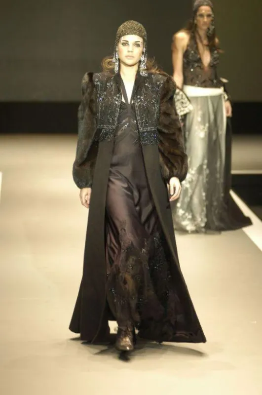 Peruanischer Chic: Die Limanerin Norka Peralta präsentiert ihre Damenmode u.a. auf der Fashion Week of the Americas und in der Vogue. Das Revers des hier vorgeführten Alpaka-Mantels aus dunkler Wolle