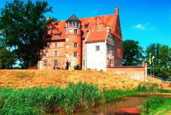 Bild: Schloss Ulrichshusen  - die Generation 50plus fühlt sich bei uns wohl