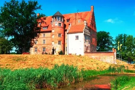 Schloss Ulrichshusen - die Generation 50plus fühlt sich bei uns wohl Bild: Schloss Ulrichshusen - die Generation 50plus fühlt sich bei uns wohl
