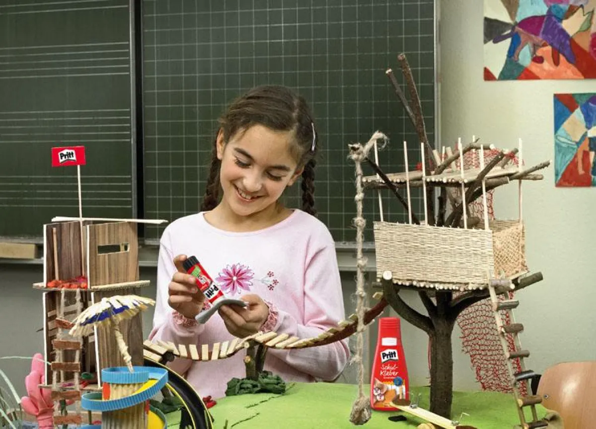 Mit dem Pritt Klebestift und dem Pritt Schulkleber kann die Bastelstunde beginnen. Foto: Henkel Pritt