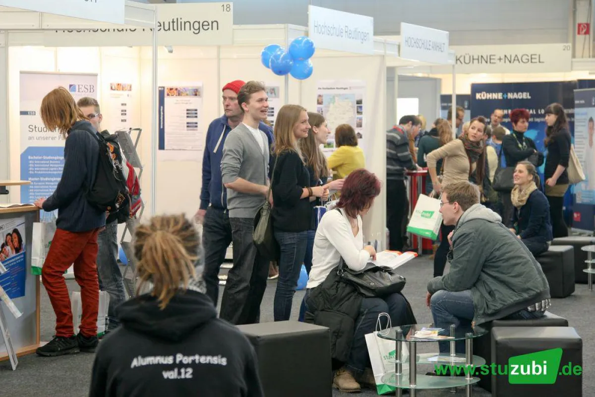 Schüler informieren sich auf der Stuzubi in Leipzig/Halle über Zukunftsperpektiven.