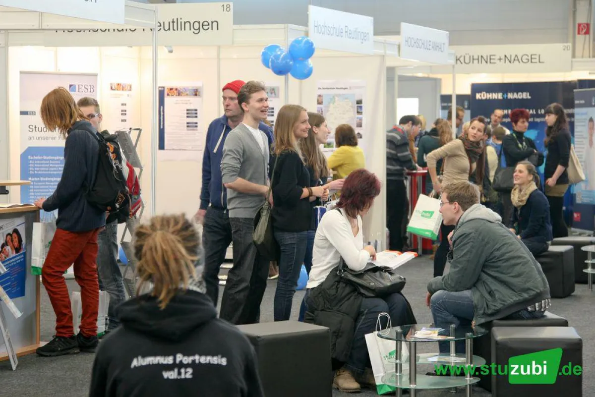 Schüler informieren sich auf der Stuzubi in Leipzig/Halle über Zukunftsperpektiven.