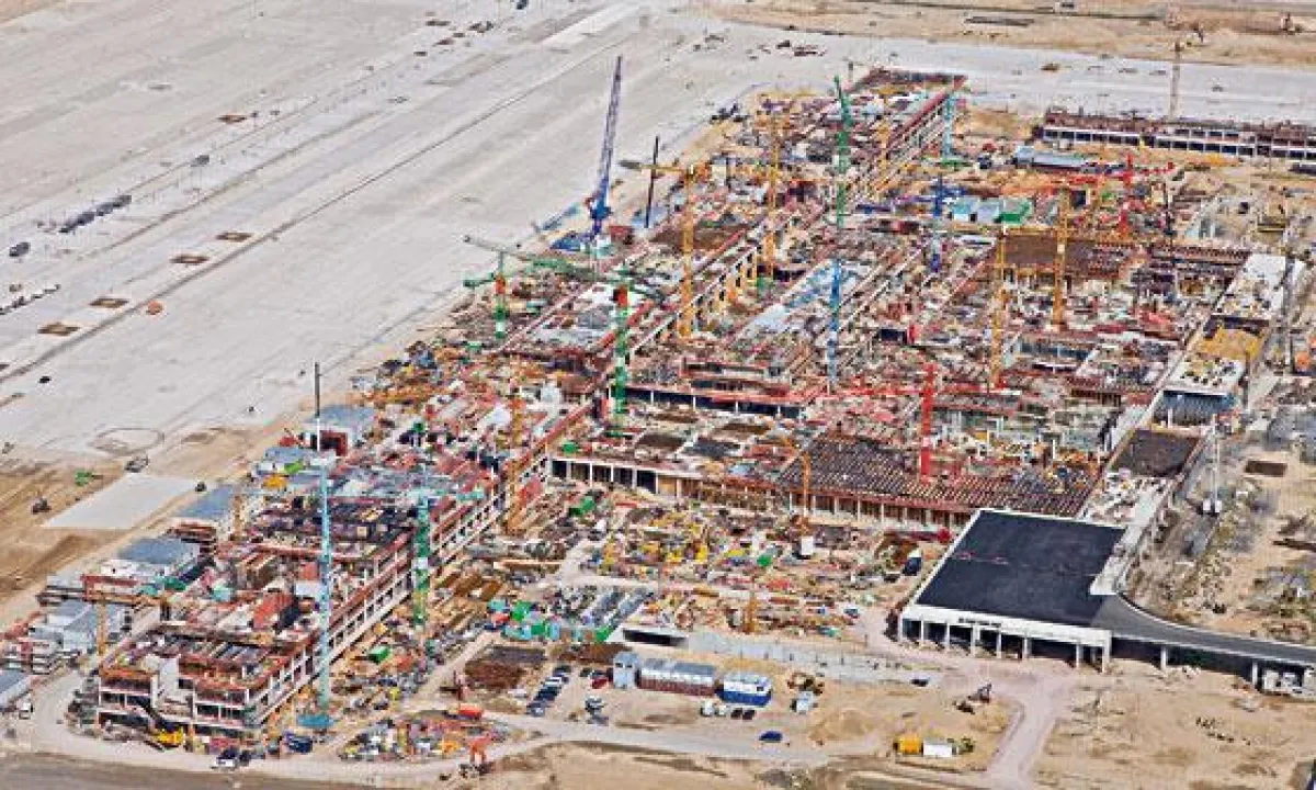 Erst aus der Höhe wird das Ausmaß der Baustelle deutlich: Im Zuge des Ausbaus zum BBI wird der Flughafen um eine Fläche von 970 ha erweitert, das Areal umfasst dann eine Fläche von insgesamt rund 2.00