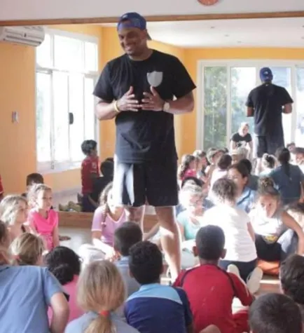 Fünftklässler freuen sich über 2schneidigen Besuch Bild: Fünftklässler freuen sich über 2schneidigen Besuch