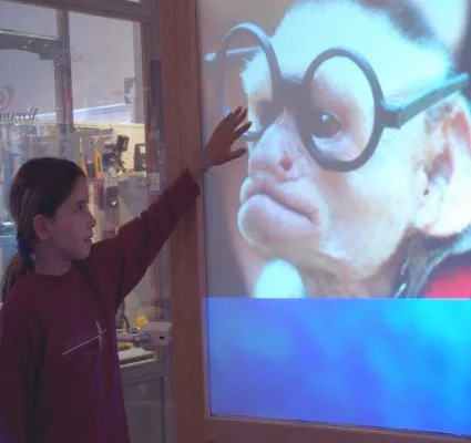 Bild: Projektionsfolien verwandeln Glasflächen in Multi-Media-Stationen - Kostengünstige Werbung auf Glas