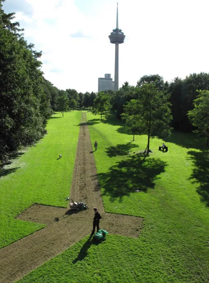 Rasenmäherzeichnung vor dem Kölner Fersnsehturm, (C) Ralf Witthaus, VG Bildkunst