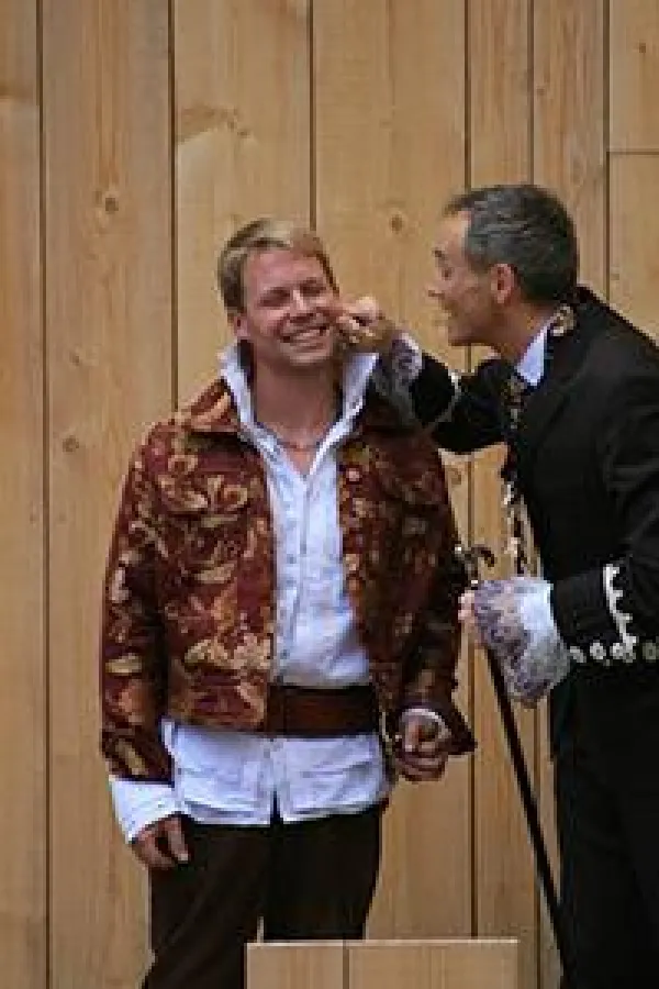 Lelio (Daniel Knorr) mit Vater Pantalone (Peter Edelburg)